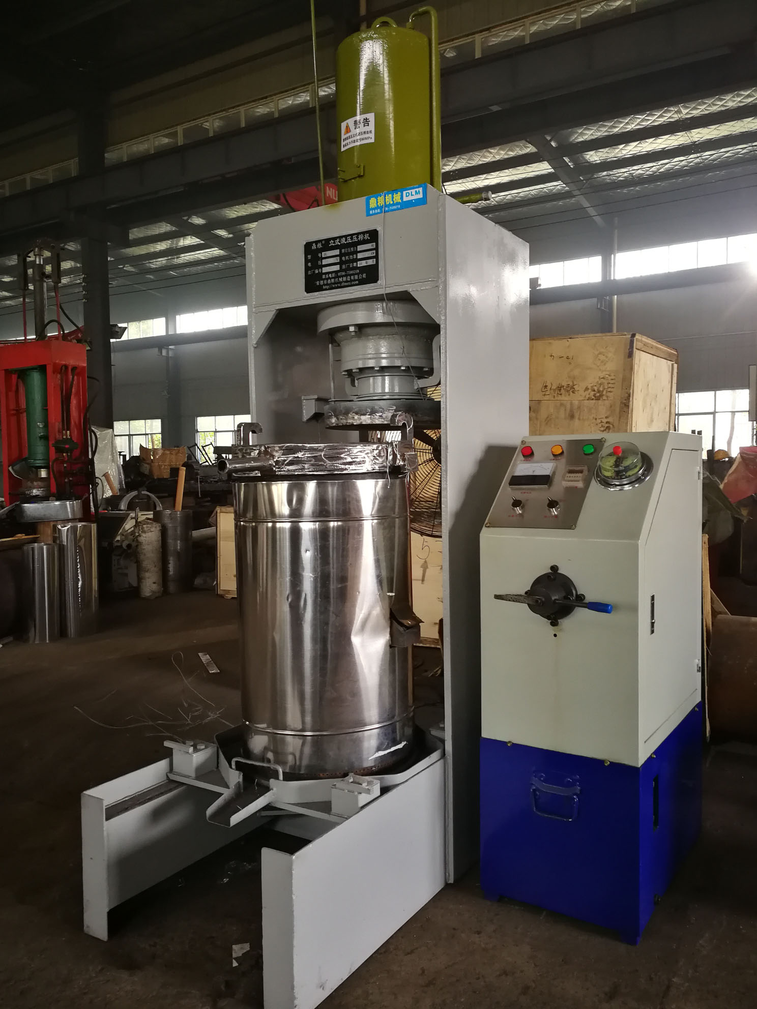 不銹鋼超高壓立式液壓壓榨機(jī)，果汁壓榨機(jī)，果渣壓榨機(jī)，藥材壓榨，油渣處理，白土壓榨